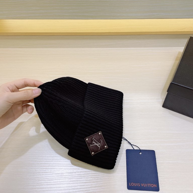 LV Louis Vuitton New Knit Hat!The classic version of the L home senior sense of wear must enter ah  This year's new colors, a bright feeling in front of your eyes The more you look at it, the better it looks   The thickn