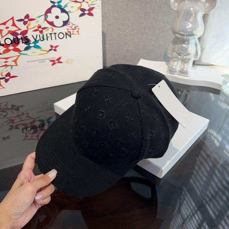 LV Louis VuittonLouis Vuitton Embroidered Baseball CapA must-have item for fall This colorful baseball cap is perfect!Especially when you wear it, it makes your face look smaller.The embroidery of the letters is very str