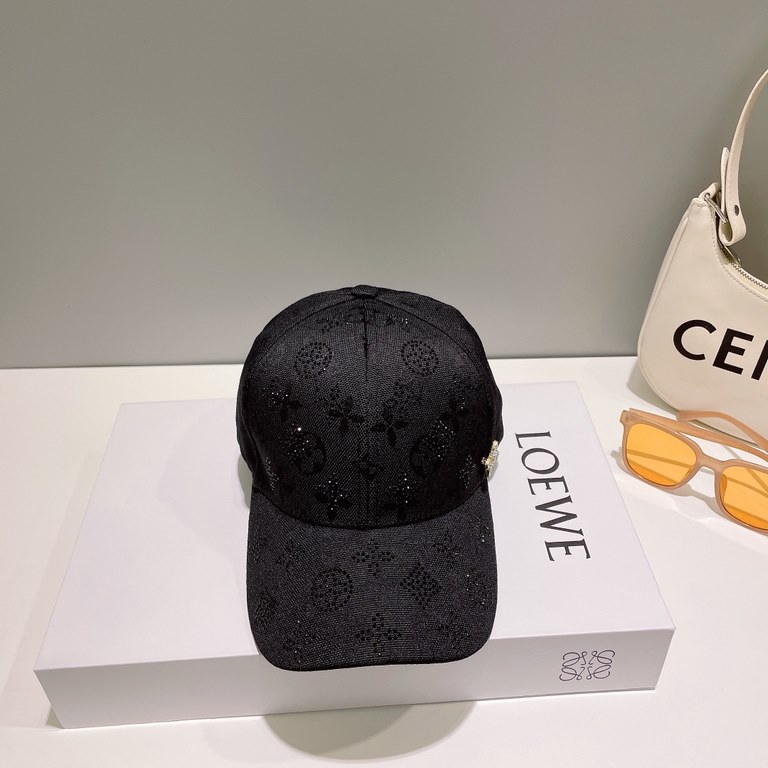 LV Louis Vuitton   official website high version of the shipment, full of diamond logo baseball cap, very classic classic, popular retro beauty, four seasons can be used, go out the must-have, very show the face is small