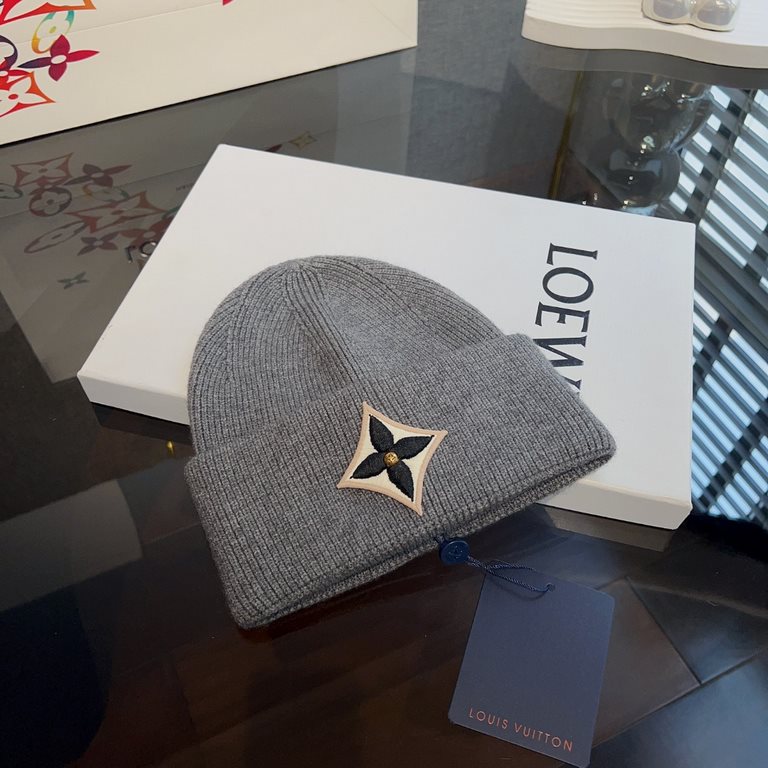 Special  LV Louis Vuitton   Fall and Winter Mixed Yarn Knit Wool HatThe hat feels super good and thick      the color is huge white ~!Soft and sticky good show face small! Photographs also have a sense of atmosphereMy he