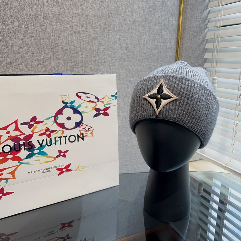 Special  LV Louis Vuitton   Fall and Winter Mixed Yarn Knit Wool HatThe hat feels super good and thick      the color is huge white ~!Soft and sticky good show face small! Photographs also have a sense of atmosphereMy he