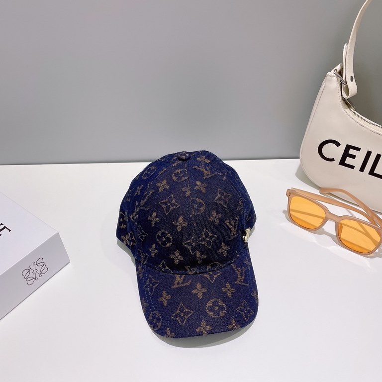 LV Louis Vuitton   official website high version of the shipment, the classic baseball cap, a very classic classic, popular retro beauty, available in all seasons, out of the must-have, very show a small face!