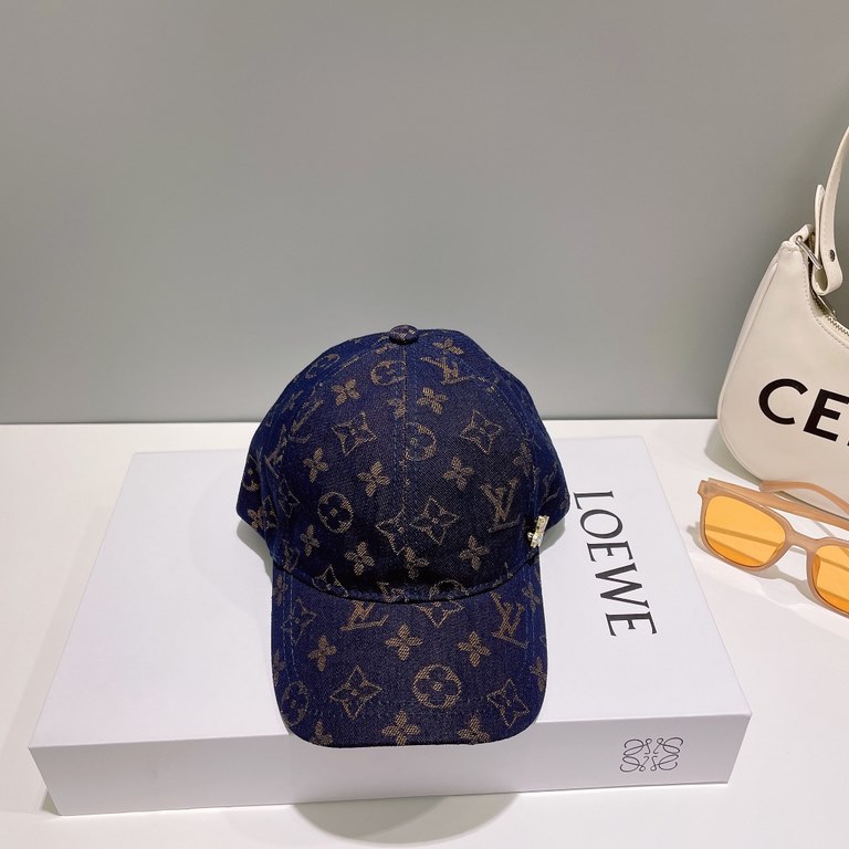 LV Louis Vuitton   official website high version of the shipment, the classic baseball cap, a very classic classic, popular retro beauty, available in all seasons, out of the must-have, very show a small face!