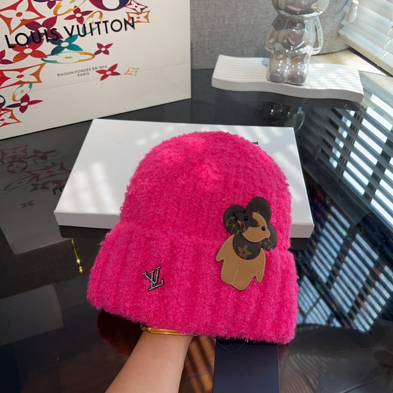 Special  LV Louis Vuitton Plush Knit HatThe plush knit hat that everyone should have!It's so, so easy to mix and match with your clothes.Good texture, no pilling is my basic requirement for a hat.It's good looking but no