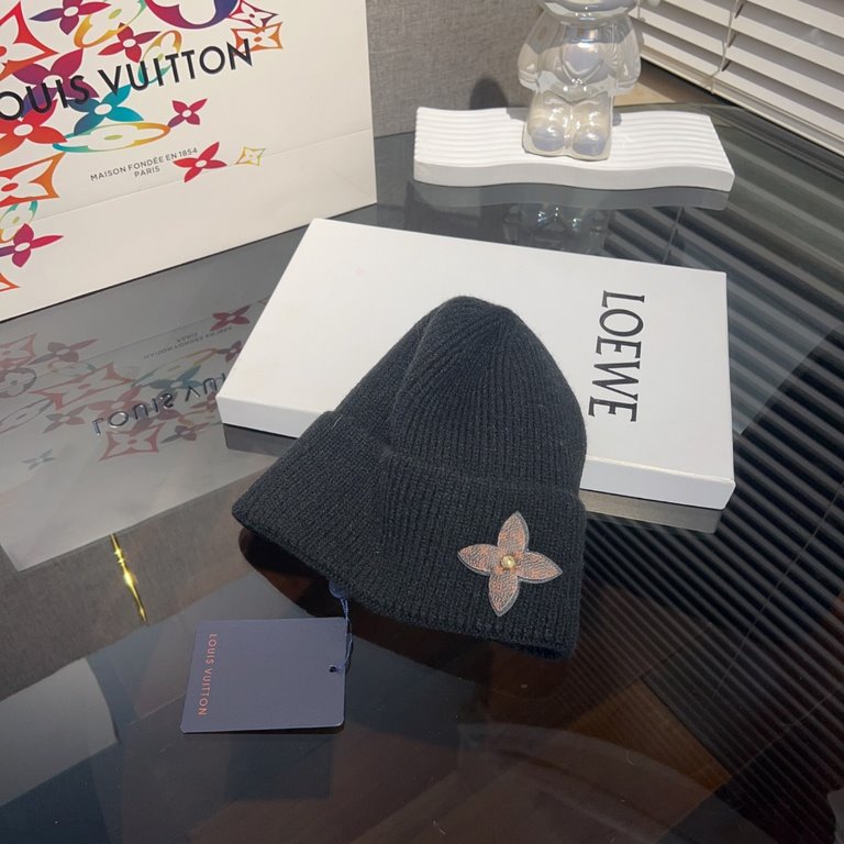 LV Louis VuittonLouis Vuitton Knit CapSimple rolled up design, so cute it's on my heart.I'm so excited to wear it everyday.But still chic   !Men's and women's styles