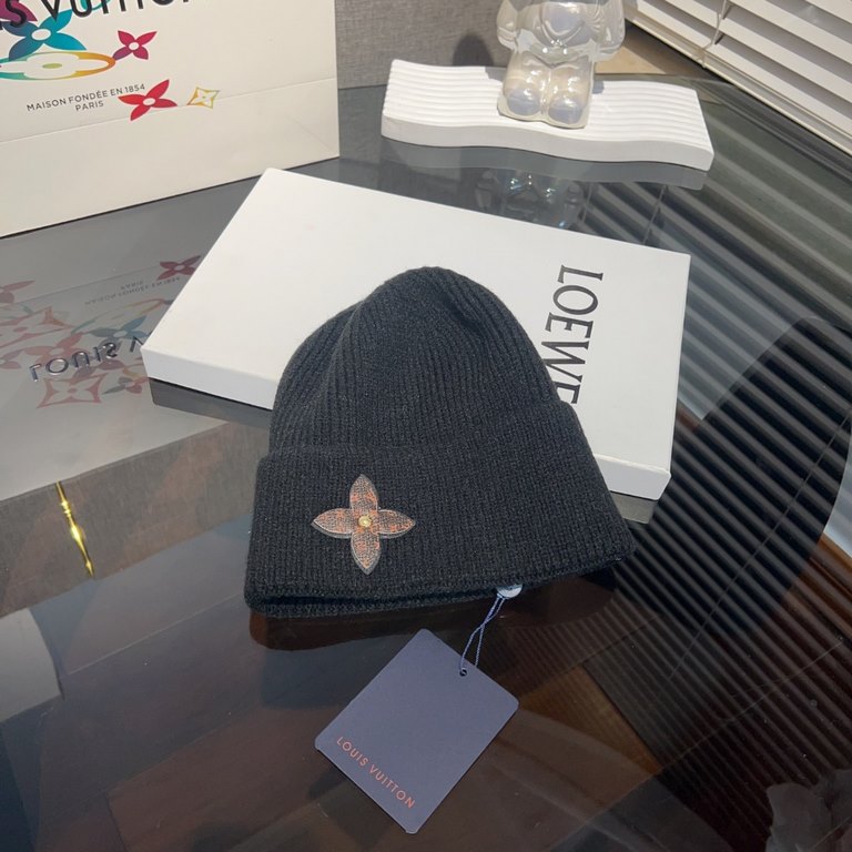 LV Louis VuittonLouis Vuitton Knit CapSimple rolled up design, so cute it's on my heart.I'm so excited to wear it everyday.But still chic   !Men's and women's styles