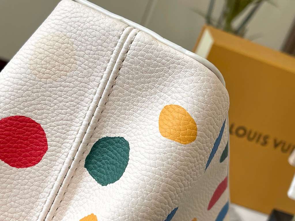 EXCLUSIVE SHOOTING - M21663 From the Louis Vuitton x Yayoi Kusama collaboration comes this LV x YK Capucines pouch. The renowned Japanese artist's childhood obsession with polka dots as a symbol of infinity finds dazzlin