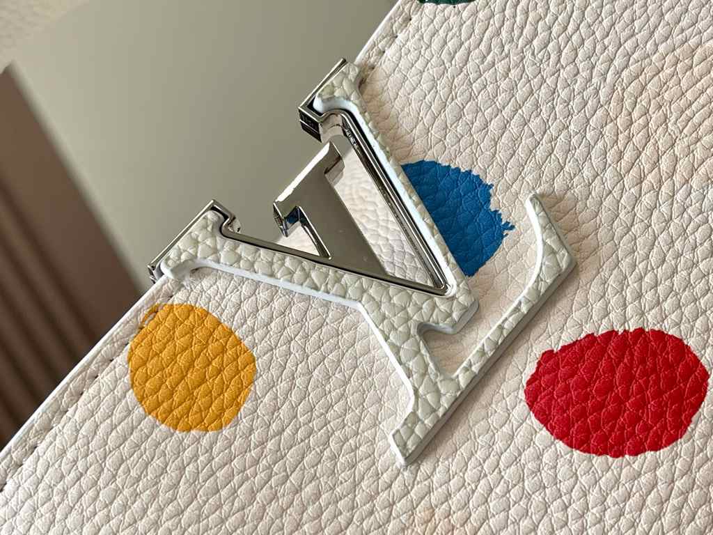 EXCLUSIVE SHOOTING - M21663 From the Louis Vuitton x Yayoi Kusama collaboration comes this LV x YK Capucines pouch. The renowned Japanese artist's childhood obsession with polka dots as a symbol of infinity finds dazzlin