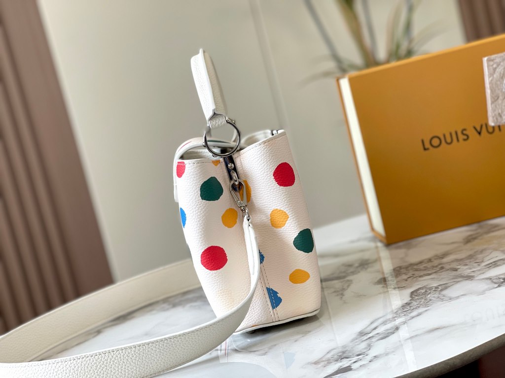 EXCLUSIVE SHOOTING - M21663 From the Louis Vuitton x Yayoi Kusama collaboration comes this LV x YK Capucines pouch. The renowned Japanese artist's childhood obsession with polka dots as a symbol of infinity finds dazzlin