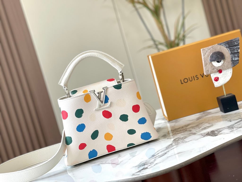 EXCLUSIVE SHOOTING - M21663 From the Louis Vuitton x Yayoi Kusama collaboration comes this LV x YK Capucines pouch. The renowned Japanese artist's childhood obsession with polka dots as a symbol of infinity finds dazzlin