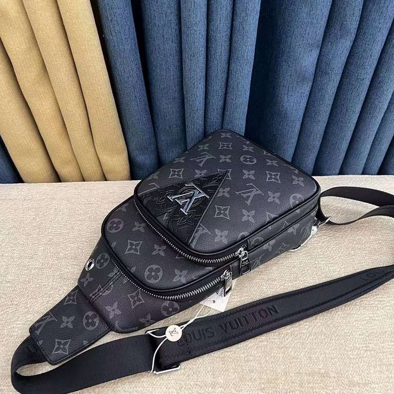 So many people looking at the bag!  LV is not good to sell turn the picture know. Newest 2020 Launched Men's Chest Bag, Selected Leather - High-grade Imported Cowhide Leather, Imported Lining Design  Uniform alignment [B