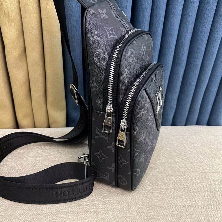 So many people looking at the bag!  LV is not good to sell turn the picture know. Newest 2020 Launched Men's Chest Bag, Selected Leather - High-grade Imported Cowhide Leather, Imported Lining Design  Uniform alignment [B