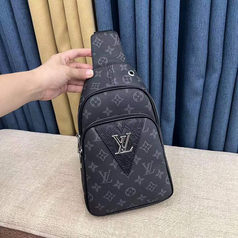 So many people looking at the bag!  LV is not good to sell turn the picture know. Newest 2020 Launched Men's Chest Bag, Selected Leather - High-grade Imported Cowhide Leather, Imported Lining Design  Uniform alignment [B