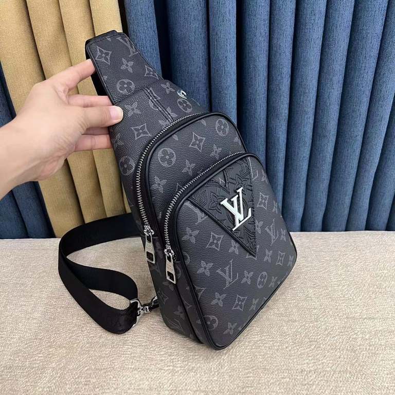 So many people looking at the bag!  LV is not good to sell turn the picture know. Newest 2020 Launched Men's Chest Bag, Selected Leather - High-grade Imported Cowhide Leather, Imported Lining Design  Uniform alignment [B