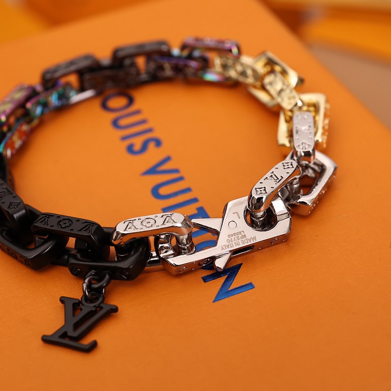 M0070MPARADISE CHAIN braceletThis Paradise Chain bracelet unleashes a striking personality through a multitude of colors and materials. Matte, polished and shiny metals create a rugged link, while the LV monograms give i