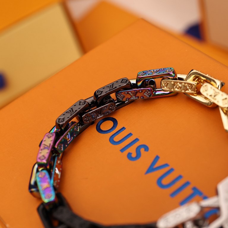 M0070MPARADISE CHAIN braceletThis Paradise Chain bracelet unleashes a striking personality through a multitude of colors and materials. Matte, polished and shiny metals create a rugged link, while the LV monograms give i