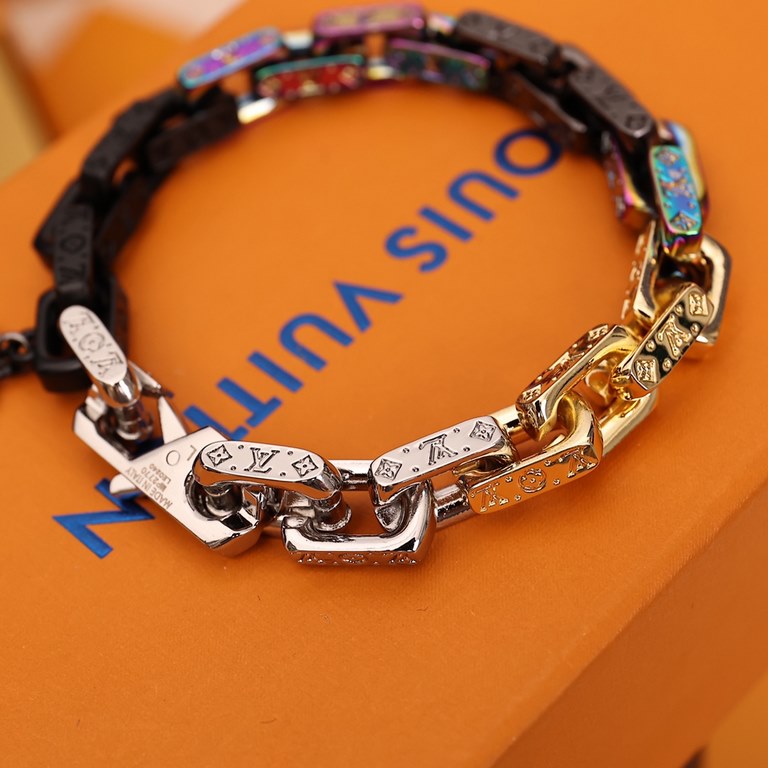 M0070MPARADISE CHAIN braceletThis Paradise Chain bracelet unleashes a striking personality through a multitude of colors and materials. Matte, polished and shiny metals create a rugged link, while the LV monograms give i