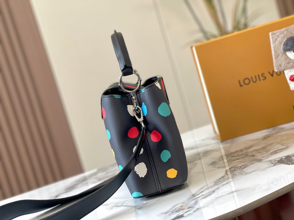 EXCLUSIVE SHOOTING - M21663 From the Louis Vuitton x Yayoi Kusama collaboration comes this LV x YK Capucines pouch. The renowned Japanese artist's childhood obsession with polka dots as a symbol of infinity finds dazzlin