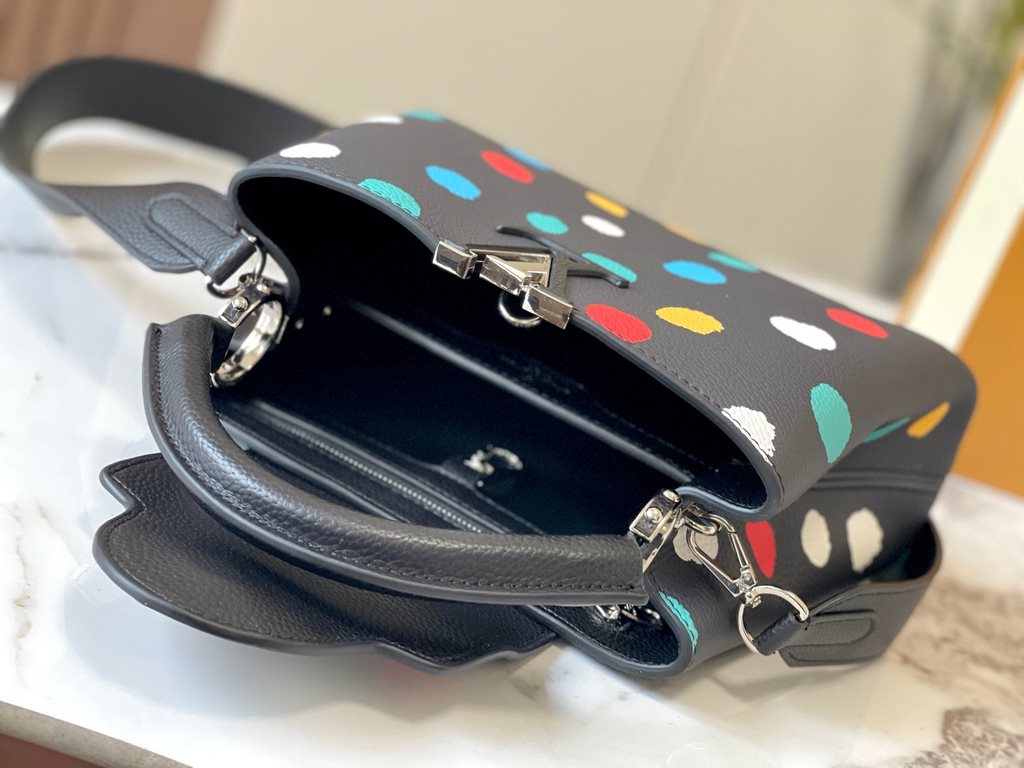 EXCLUSIVE SHOOTING - M21663 From the Louis Vuitton x Yayoi Kusama collaboration comes this LV x YK Capucines pouch. The renowned Japanese artist's childhood obsession with polka dots as a symbol of infinity finds dazzlin