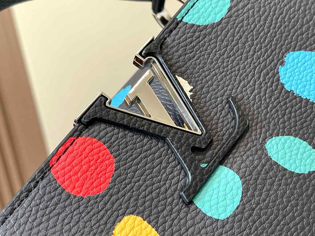 EXCLUSIVE SHOOTING - M21663 From the Louis Vuitton x Yayoi Kusama collaboration comes this LV x YK Capucines pouch. The renowned Japanese artist's childhood obsession with polka dots as a symbol of infinity finds dazzlin