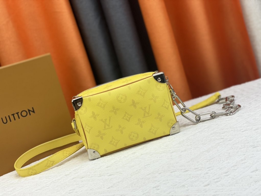 Upgraded Original Exclusive M80816 Green. YELLOW. White M44480 with new Louis Vuitton! signature printed on its vintage Monogram canvas and chunky chain, the mini soft trunk bag is part of Virgil Abra's everyday LV capsu