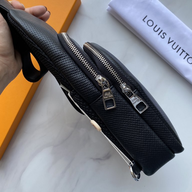 Distribution of the original box] the latest styles, LV men's chest bag   the original single quality using imported original leather material, lightweight, comfortable, smooth texture, delicate feel Noble hardware low-p