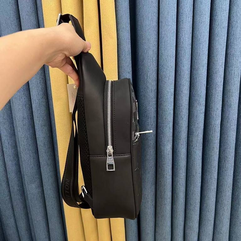 LV Chest BagSize 18-31-7Counter new    Heavy hit replica   original leather replica   leather super soft   super large capacity   customized counter original hardware  smooth zipper    perfect craftsmanship   refused to 