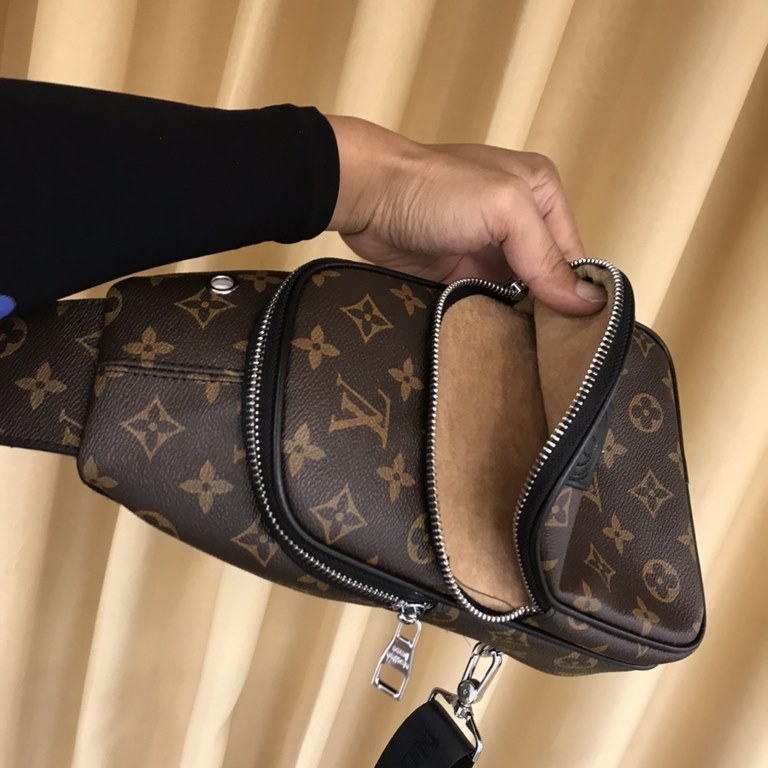 So many people looking at the bag!  LV is not good to sell turn the picture know. Newest 2020 Launched Men's Chest Bag, Selected Leather - High-grade Imported Cowhide Leather, Imported Lining Design  Uniform alignment [B