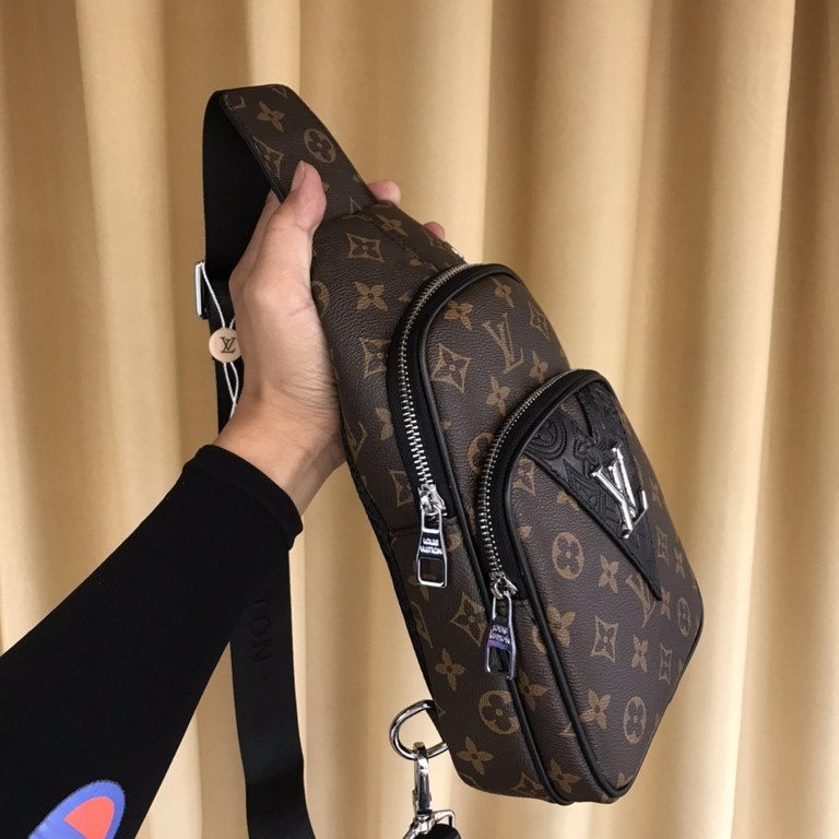 So many people looking at the bag!  LV is not good to sell turn the picture know. Newest 2020 Launched Men's Chest Bag, Selected Leather - High-grade Imported Cowhide Leather, Imported Lining Design  Uniform alignment [B