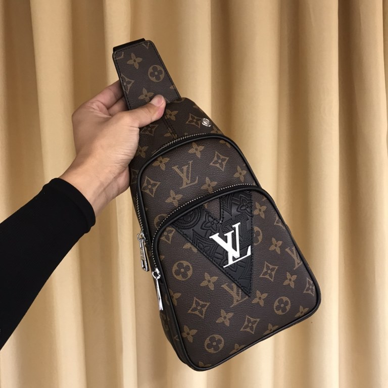 So many people looking at the bag!  LV is not good to sell turn the picture know. Newest 2020 Launched Men's Chest Bag, Selected Leather - High-grade Imported Cowhide Leather, Imported Lining Design  Uniform alignment [B