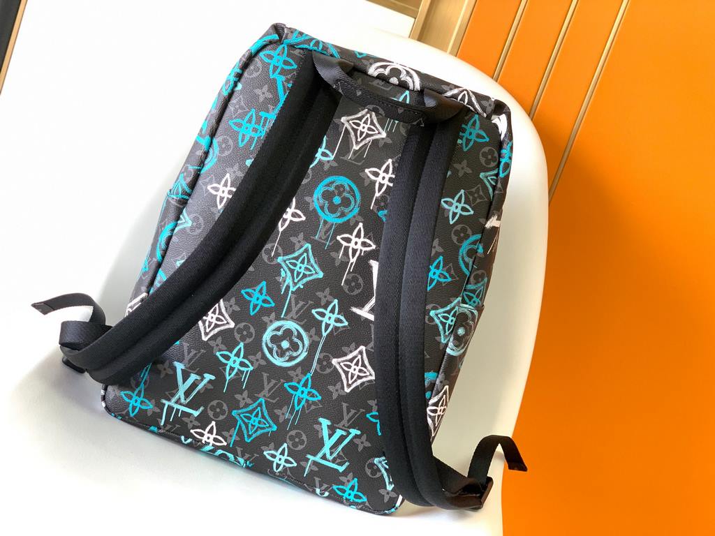 The  M21395 Premium Original Discovery Shoulder Bag is crafted from Monogram Eclipse canvas, infusing LV's logo and Monogram pattern with the artistry of street graffiti. An exterior pocket provides easy access to your b