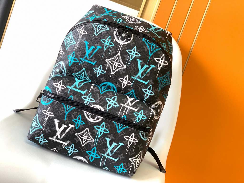 The  M21395 Premium Original Discovery Shoulder Bag is crafted from Monogram Eclipse canvas, infusing LV's logo and Monogram pattern with the artistry of street graffiti. An exterior pocket provides easy access to your b