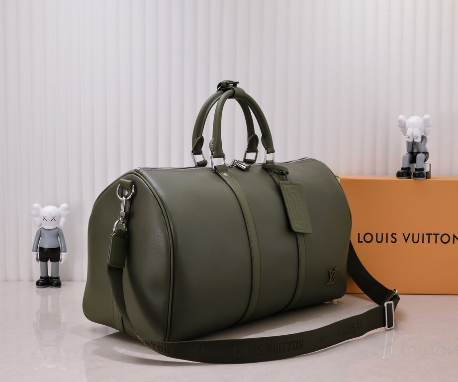 M57088 41416 21420KEEPALL BANDOULIèRE 50 Travel BagLouis Vuitton introduces an Aerogram version of the new Keepall BANDOULIèRE 50 travel bag, crafted from supple black grained leather for a restrained and stylish look. U