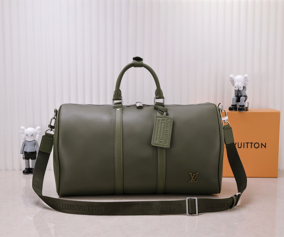 M57088 41416 21420KEEPALL BANDOULIèRE 50 Travel BagLouis Vuitton introduces an Aerogram version of the new Keepall BANDOULIèRE 50 travel bag, crafted from supple black grained leather for a restrained and stylish look. U