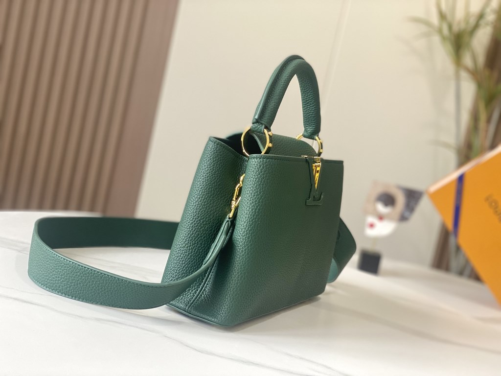 EXCLUSIVE PHOTO - M59468This Capucines BB handbag is shaped in full-grain cowhide leather in the compact size of the Capucines collection, with LV's letters, signature side loops, and a floral Monogram flap.Detailed feat