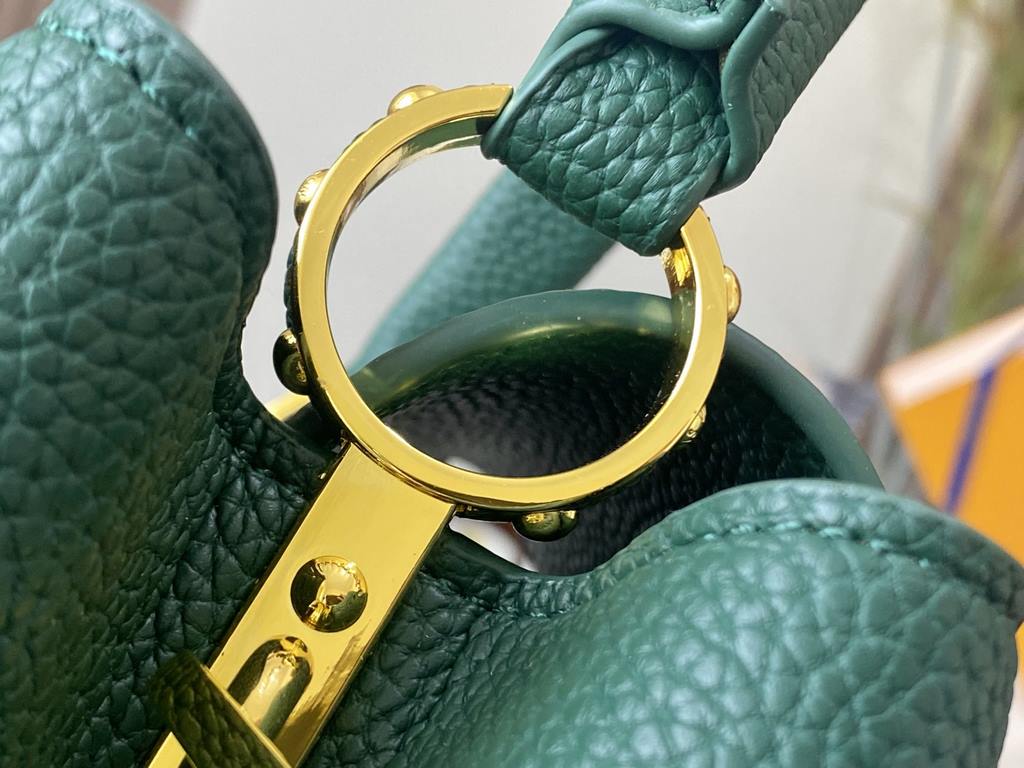 EXCLUSIVE PHOTO - M59468This Capucines BB handbag is shaped in full-grain cowhide leather in the compact size of the Capucines collection, with LV's letters, signature side loops, and a floral Monogram flap.Detailed feat