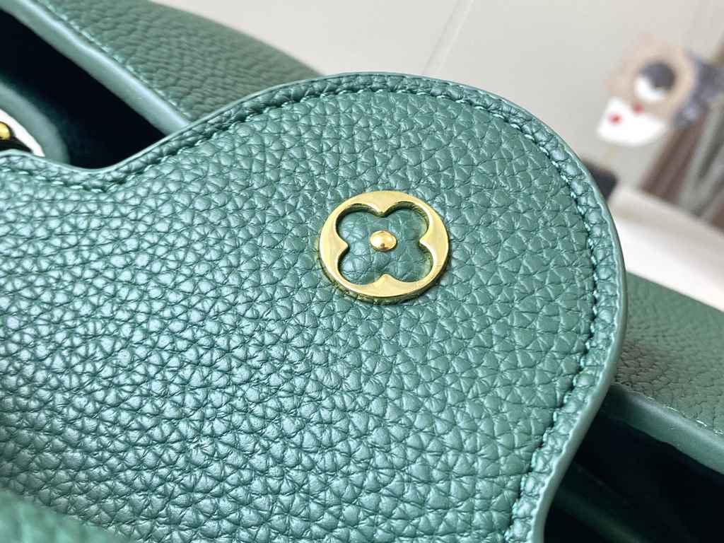 EXCLUSIVE PHOTO - M59468This Capucines BB handbag is shaped in full-grain cowhide leather in the compact size of the Capucines collection, with LV's letters, signature side loops, and a floral Monogram flap.Detailed feat