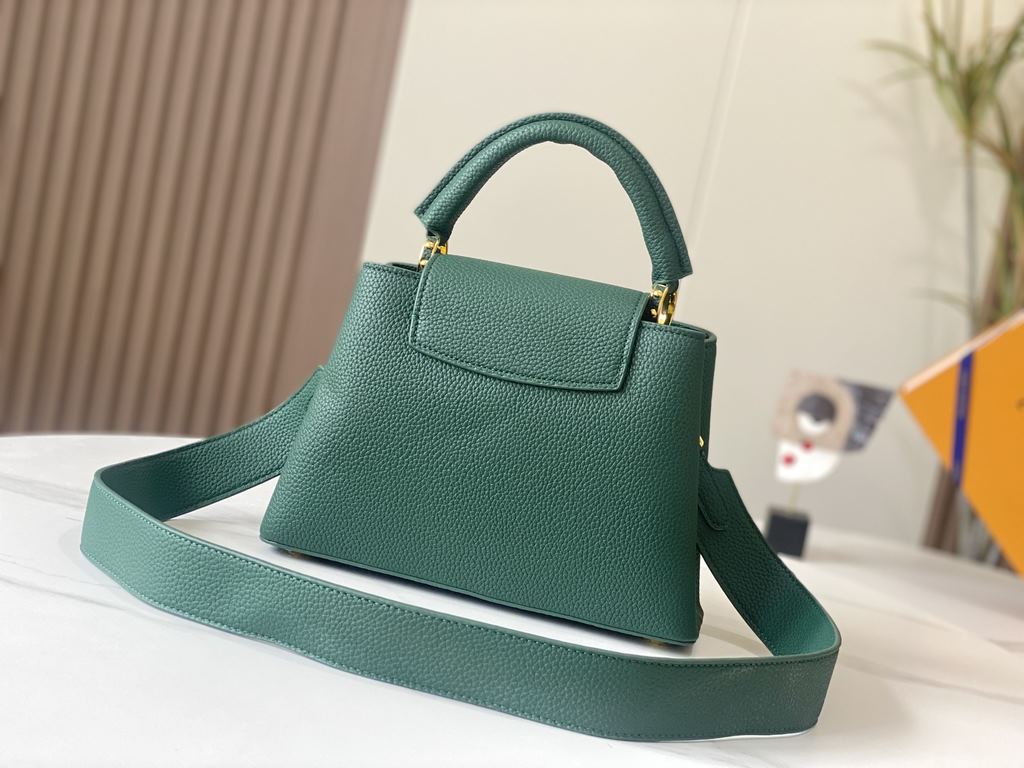 EXCLUSIVE PHOTO - M59468This Capucines BB handbag is shaped in full-grain cowhide leather in the compact size of the Capucines collection, with LV's letters, signature side loops, and a floral Monogram flap.Detailed feat