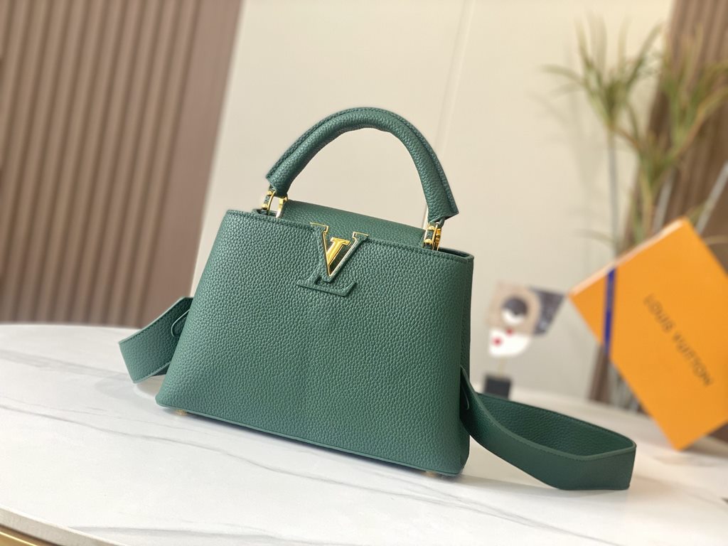 EXCLUSIVE PHOTO - M59468This Capucines BB handbag is shaped in full-grain cowhide leather in the compact size of the Capucines collection, with LV's letters, signature side loops, and a floral Monogram flap.Detailed feat