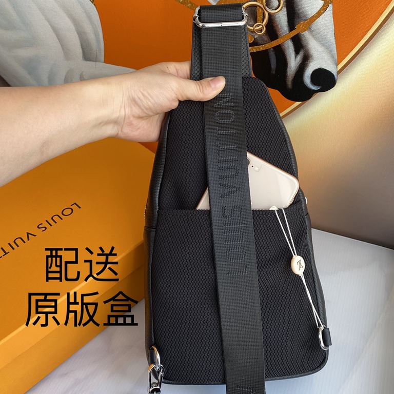 The latest style ＜LV＞ men's   chest bag   hot shipping   (physical photos   without adding any effect) original imported first layer cowhide   leather feel soft and comfortable   thoughtful design headphone cable drillin