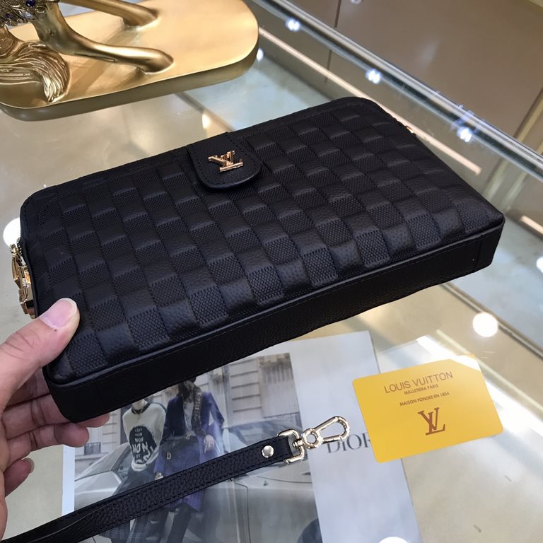 New  LOUIS VUITTON (Louis Vuitton)  2021 latest models of clutch bags, not only the bag type is well done, but also the quality is very fine, using imported cowhide compression checkered pattern, semi-stereotyped design,