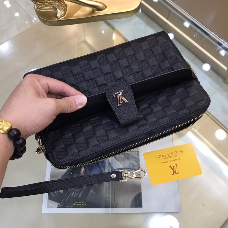 New  LOUIS VUITTON (Louis Vuitton)  2021 latest models of clutch bags, not only the bag type is well done, but also the quality is very fine, using imported cowhide compression checkered pattern, semi-stereotyped design,