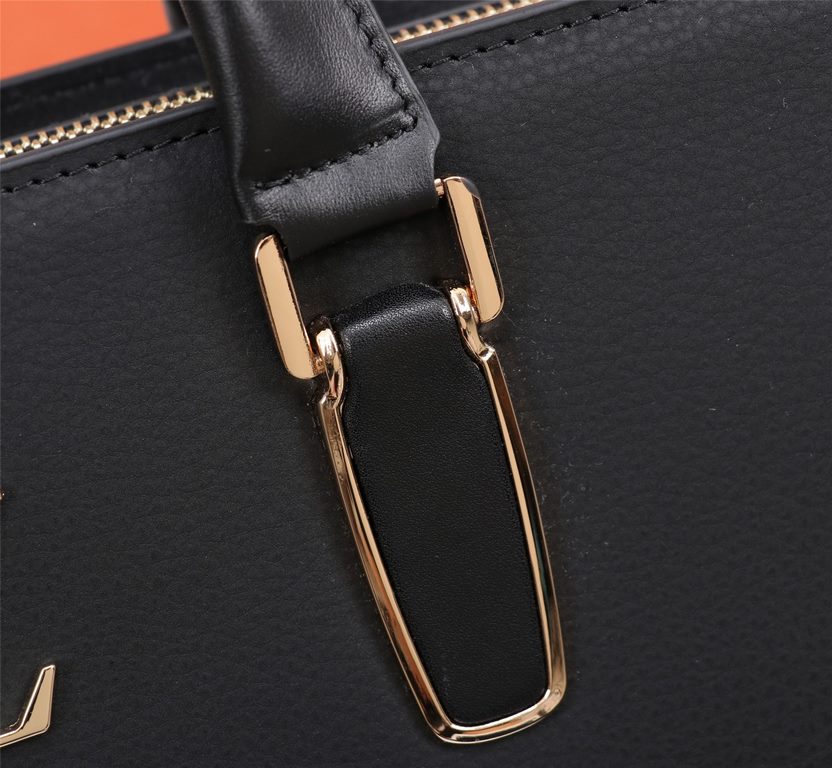 【Top Original Quality】 2022 Newest LV Briefcase The original European imported cowhide sketches the iconic lines, made with imported equipment, fashionable and trendy, counter quality, more zipper pockets and internal pa