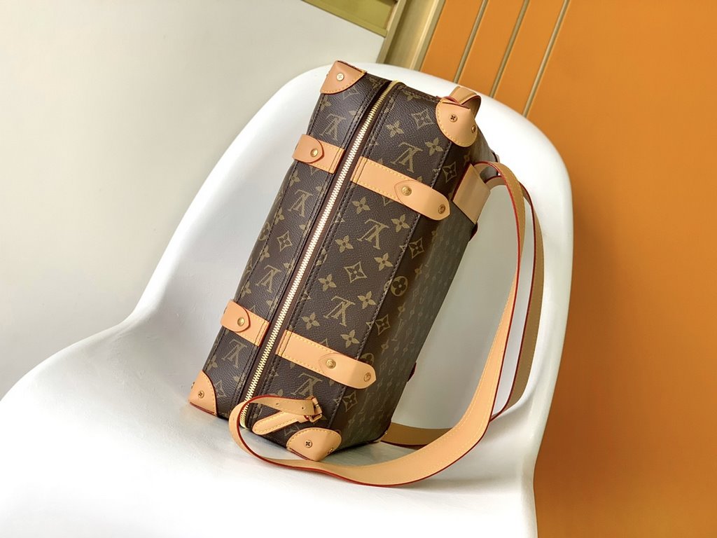 Top Original Vintage Case Bag 44752 Old Flower LV classic koi case bag with fabric lining, distressed gold-tone metal pieces and full Monogram pattern. Zipper closure adjustable leather shoulder strap. Size 362814