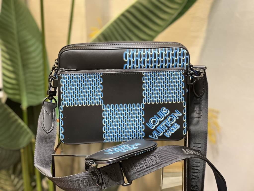 The M69443 Blue Print Trio Messenger Bag unleashes the on-trend fun of the Damier Spray element. Louis Vuitton's iconic Damier pattern is enlarged to create a 3D effect, while smooth and grained cowhide leather creates m