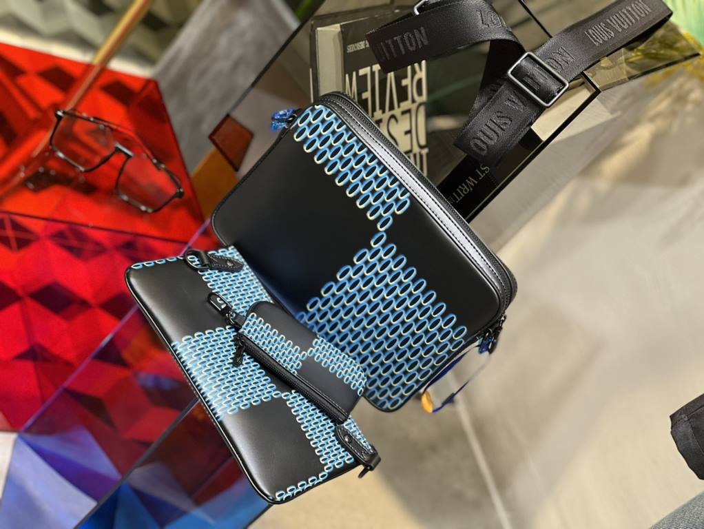 The M69443 Blue Print Trio Messenger Bag unleashes the on-trend fun of the Damier Spray element. Louis Vuitton's iconic Damier pattern is enlarged to create a 3D effect, while smooth and grained cowhide leather creates m