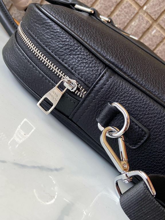 秘秘 [LV 1867 top quality]    Counter the latest explosive men's briefcase, heavy money to create a new channel goods   Energetic   Ideal for men's style   Original hardware  LOGO clear and unparalleled   Top head layer co