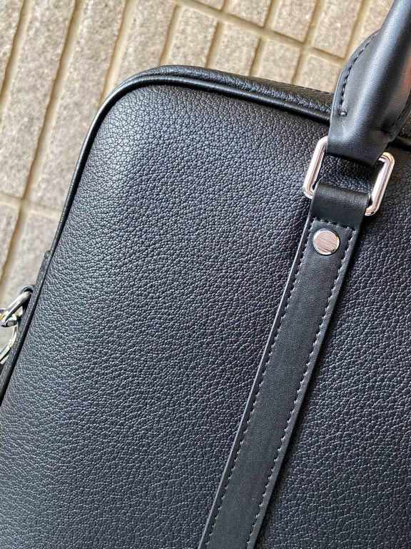 秘秘 [LV 1867 top quality]    Counter the latest explosive men's briefcase, heavy money to create a new channel goods   Energetic   Ideal for men's style   Original hardware  LOGO clear and unparalleled   Top head layer co