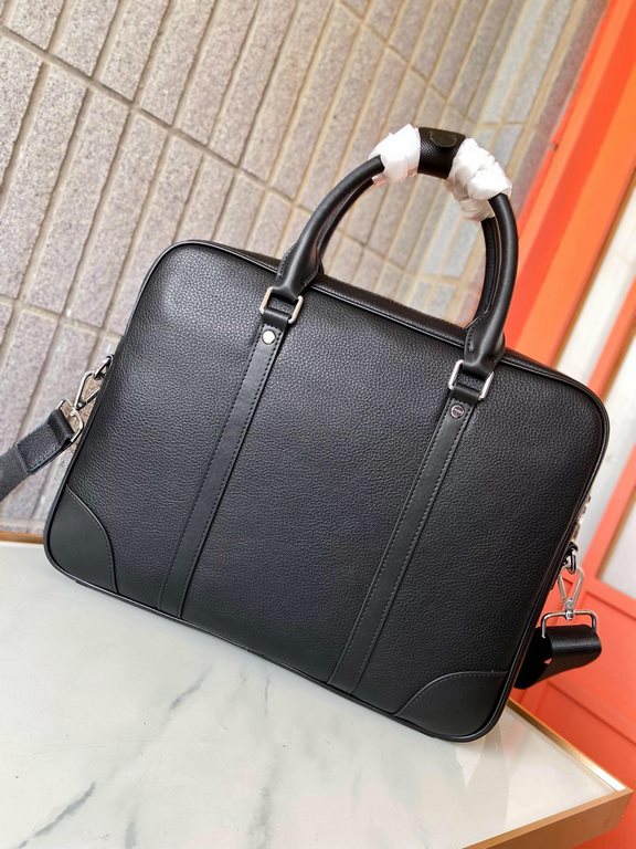 秘秘 [LV 1867 top quality]    Counter the latest explosive men's briefcase, heavy money to create a new channel goods   Energetic   Ideal for men's style   Original hardware  LOGO clear and unparalleled   Top head layer co