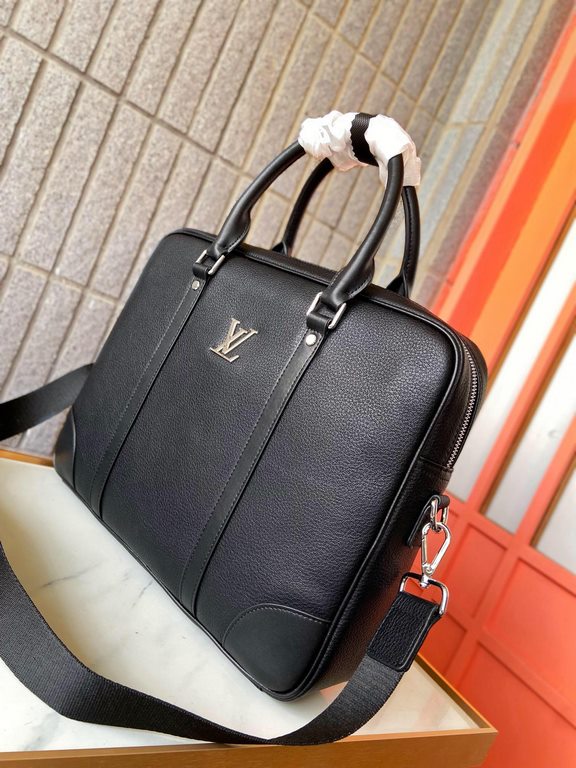 秘秘 [LV 1867 top quality]    Counter the latest explosive men's briefcase, heavy money to create a new channel goods   Energetic   Ideal for men's style   Original hardware  LOGO clear and unparalleled   Top head layer co